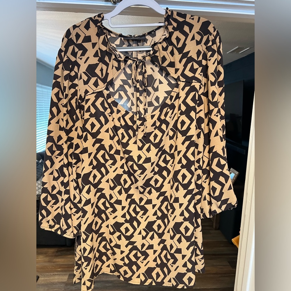 Torrid Size 4 Black and Tan Geometric Blouse